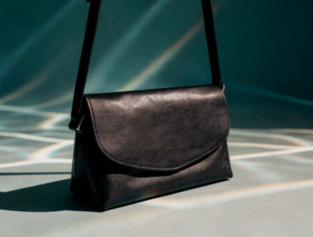 Bolso bandolera THEO en piel de vacuno granulada negro