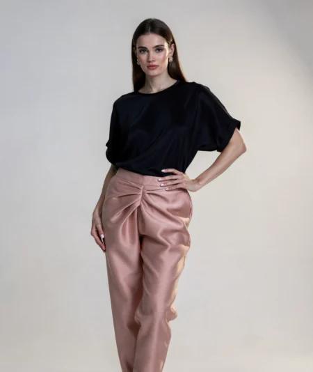 Conjunto top seda con pantalon plisado color maquillaje