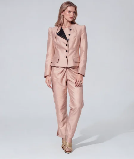 Traje de chaqueta color maquillaje en seda