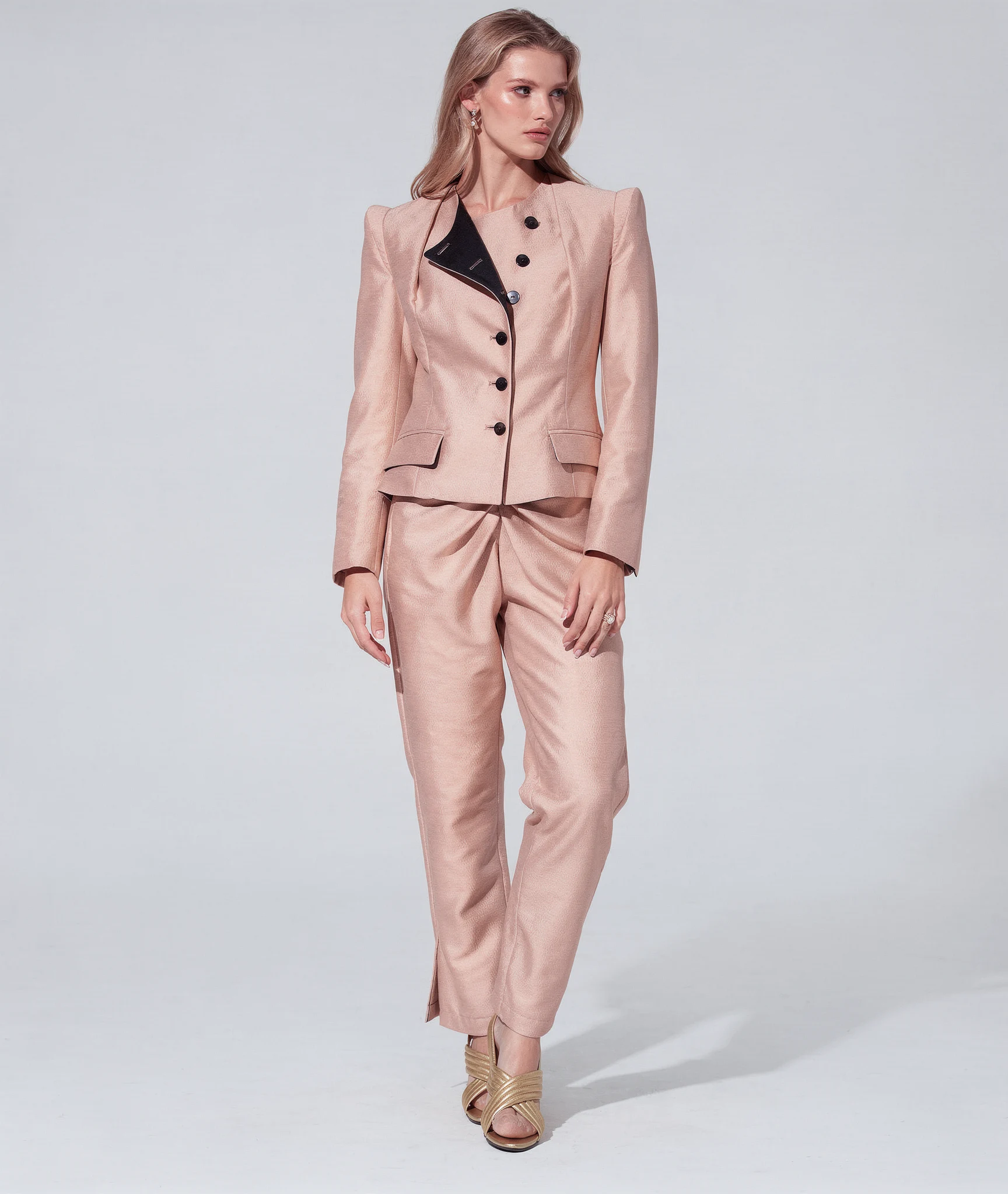 Traje de chaqueta color maquillaje en seda - Imagen 2