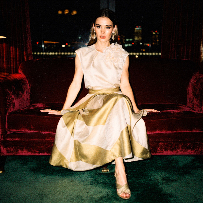 vestido fiesta seda con detalles dorados y volante Benjamin Friman
