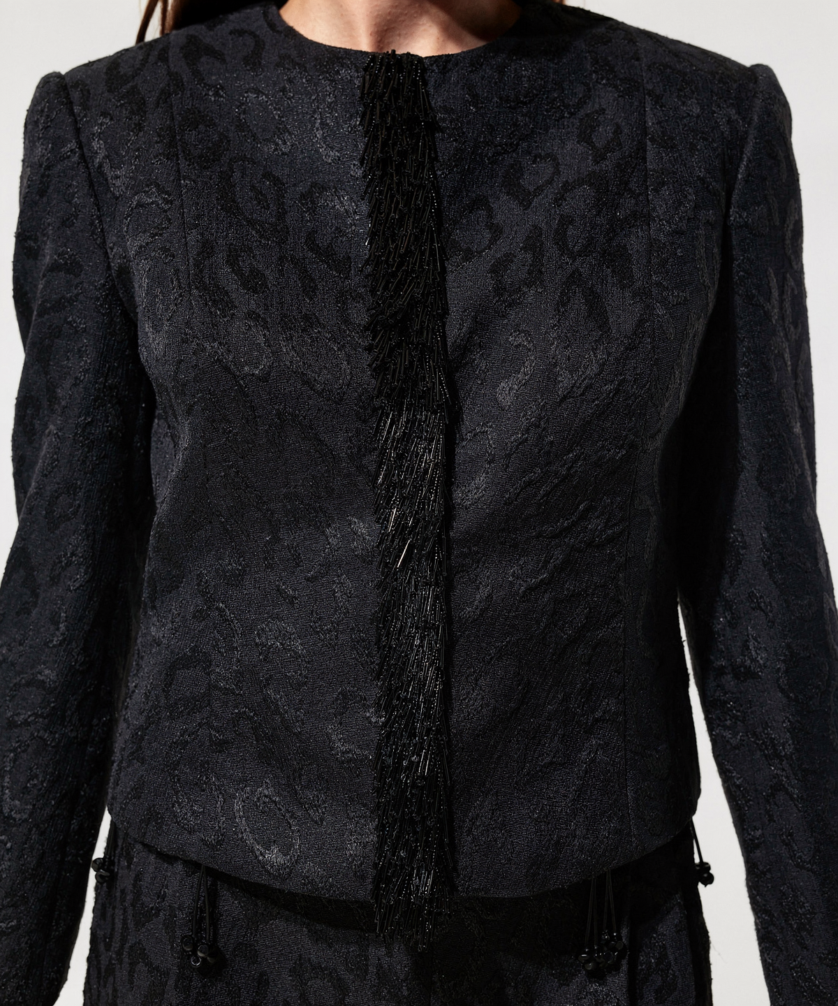 Traje chaqueta en print leopardo seda negro - Imagen 3