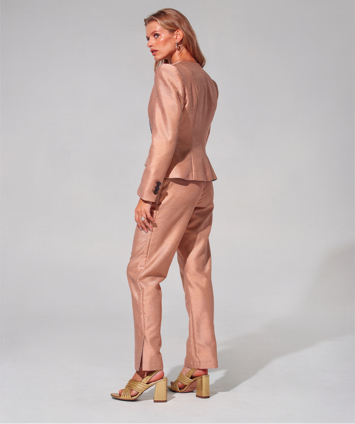 Traje de chaqueta color maquillaje en seda - Imagen 4