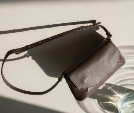 Bolso bandolera JOY en piel marrón de vacuno granulada