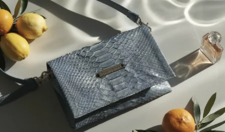 Bolso bandolera PHILO en piel de serpiente azul celeste