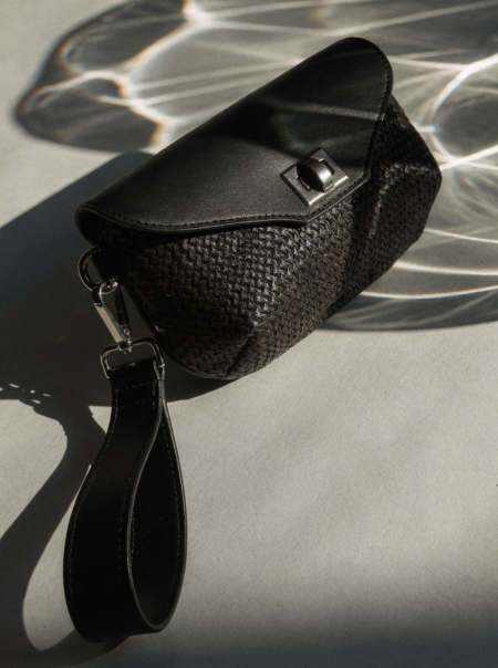 Bolso de mano MIKONOS en rafia de coco marrón combinado con piel vacuno negra.