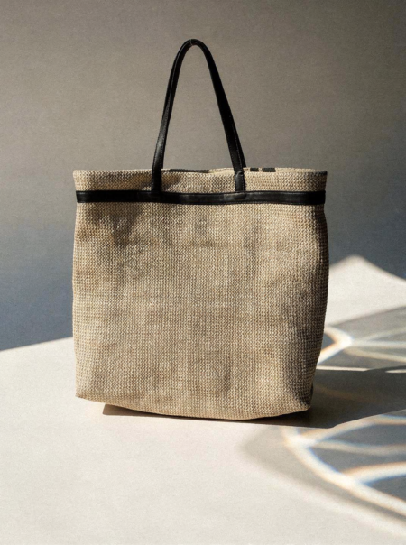 Bolso Tote EGEO en rafia de coco marrón combinado con piel vacuno negra.
